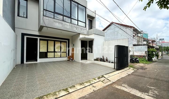Modern Minimalist Lingkungan Tenang di Tebet Barat