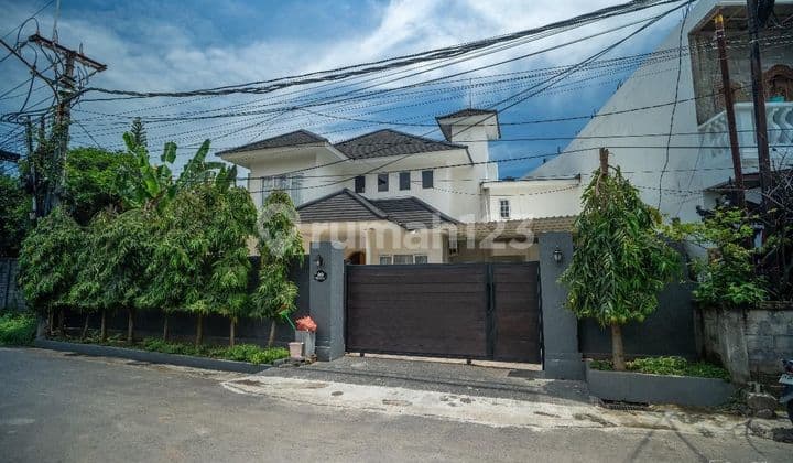Villa Luas 2 Lantai Lokasi Strategis Furnished di Denpasar Timur