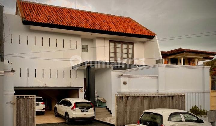 Rumah Besar dan Mewah 3 Lantai di Lokasi Strategis Renon