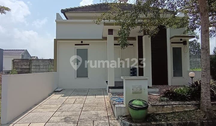 Hunian One Gate Gaya Modern Minimalis Siap Huni Dalam Cluster