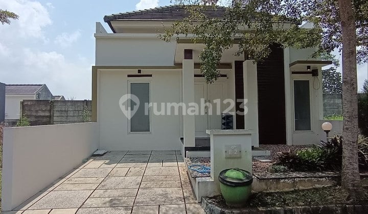 Hunian One Gate Gaya Modern Minimalis Siap Huni Dalam Cluster