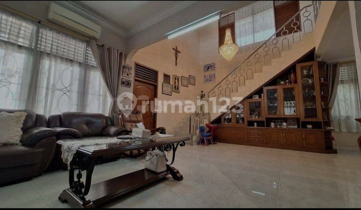 Dijual Rumah 2 lantai semi furnished di Modernland