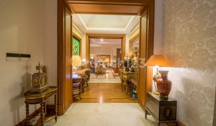 Rumah Hook Menteng Jakarta Pusat 2 Lantai Parkir 5 Mobil Shm