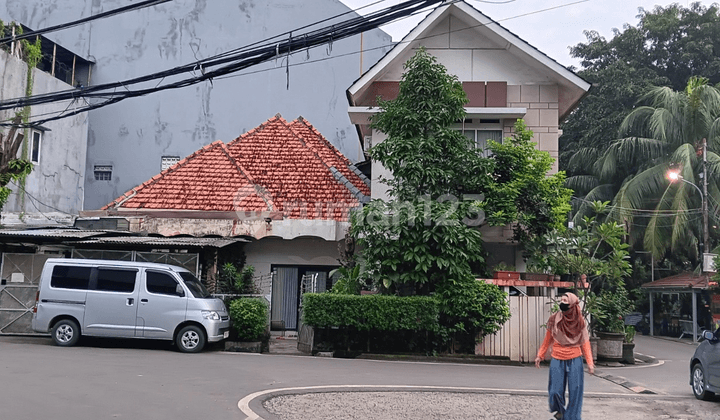 Strategic House in Tanah Abang, Suitable for Business