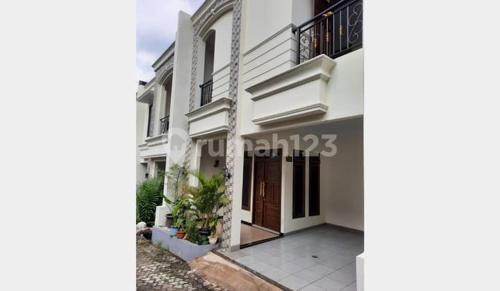 Disewakan atau Dijual Rumah 2 Lantai Di Warungsila Jakarta Selatan