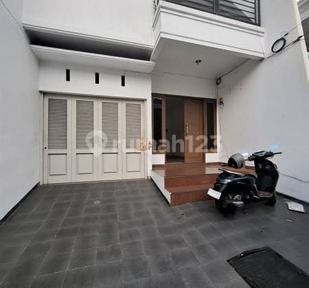 Rumah 3 Lantai Tomang Rawa Kepa Raya.. Modern Minimalis Tropis!!!! Depan Jalan Raya Dekat Tol & Central Park.