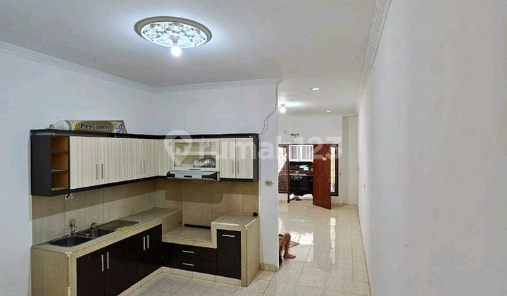 Dijual Cepat, Siap Huni. Rumah 3 Lantai Terawat - Hadap Barat, Cocok untuk Usaha Kecil Rumah