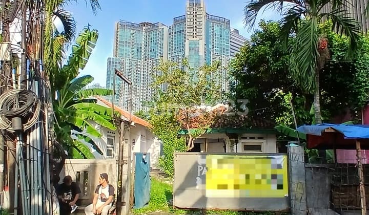 Selling Old House, Land Calculation at the Back of Office Building