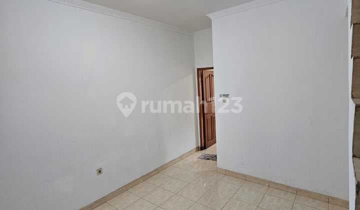 Dijual Cepat B U, Siap Huni. Rumah 3 Lantai Terawat - Hadap Barat, Cocok Untuk Usaha Kecil Rumah