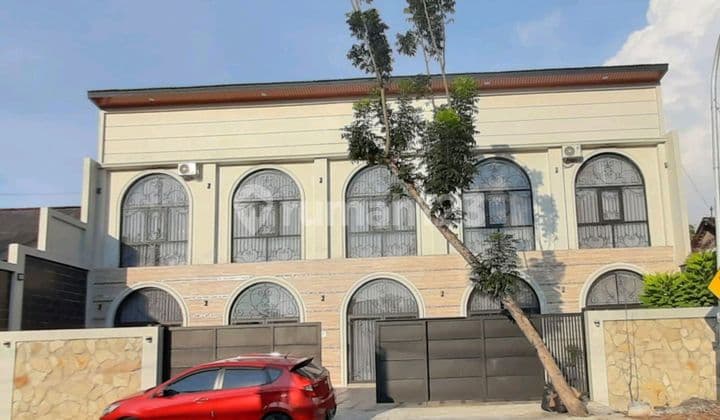 Rumah Mewah 2 Lantai dengan Desain Klasik Modern Siap Huni