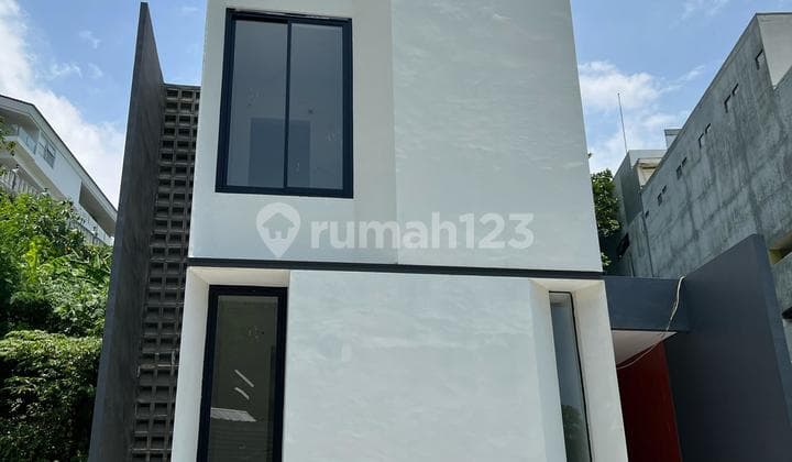 Rumah 2 Lantai Kondisi Baru Siap Huni