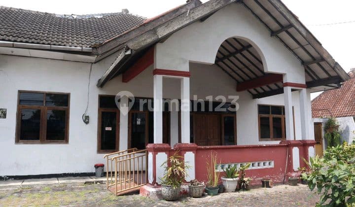 Rumah Di Pinggir Jalan Raya