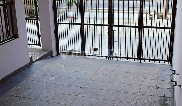 Disewakan Rumah Modern Terenovasi2.5lantai di Kelapa Gading Bcs