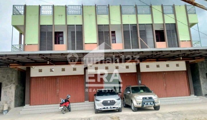 Ruko Gandeng 3 Pintu Yang Siap Huni & Cocok Sebagai Tempat Usaha. Mempunyai Konstruksi Bangunan 4 Lantai Jadi Bisa Banget Kalau Mau Nambah Lantai Lagi . Terletak Di Pinggir Kota , 38 Menit Ke Bandara Samarinda