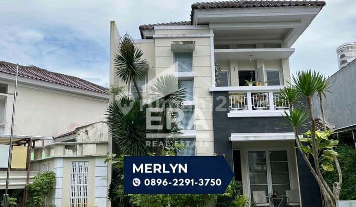Dijual Rumah Mewah Bertipe 2 Lantai , Posisi di Hook, Full Furnish, Tinggal Angkat Koper, Rumah Ini Sudah Siap Dihuni, Terletak di Tengah Kota Samarinda