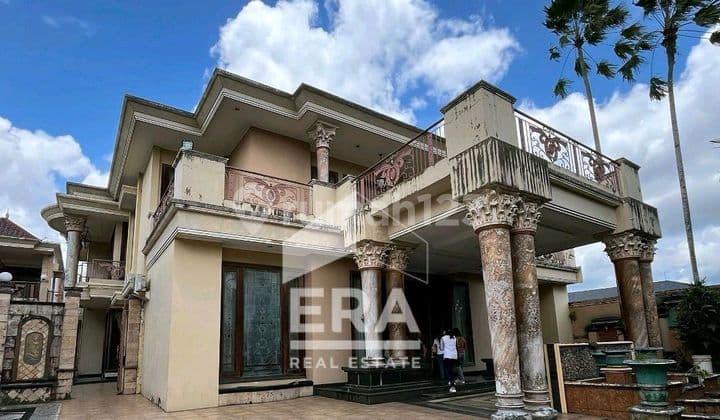 Dijual Rumah Mewah Bergaya Eropa Classic yang Terletak di Pusat Kota Samarinda , Sangat Strategis dan Butuh Minim Renovasi serta Semi Furnish .. Yuk Manfaatkan Kesempatan untuk Memiliki Hunian yang Timeless Ini
