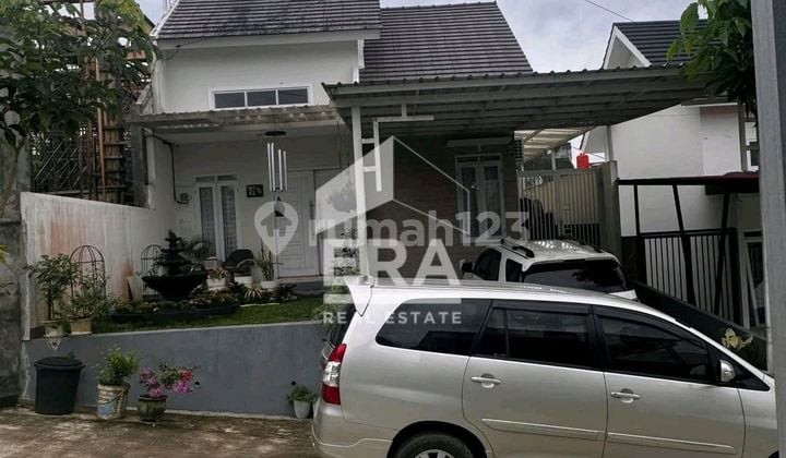 Rumah Modern Minimalis Siap Huni , Kondisi Bangunan Bagus Seperti Baru. Tidak Perlu Renovasi . Cocok Untuk Keluarga Kecil Yang Menyukai Daerah Pegunungan Asri .