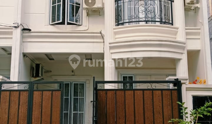 Di Jual Rumah' Klasik 2 Lantai Shm Dekat Alun Alun Depok