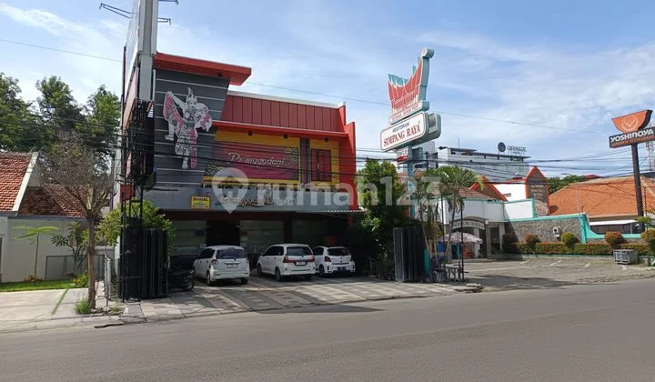 Pringgodani Kartini house and restaurant for sale, negotiable price, located in downtown Cirebon.