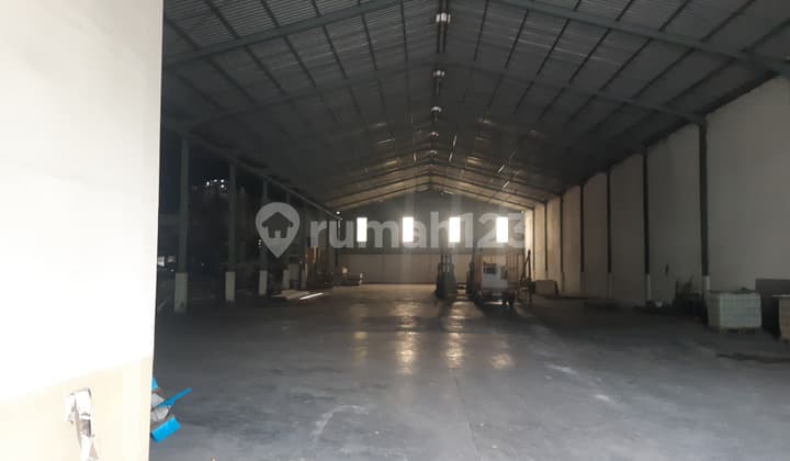 Translate to en: Warehouse for Rent, Spacious, Dimanyar Gresik, Near Jippe Port
