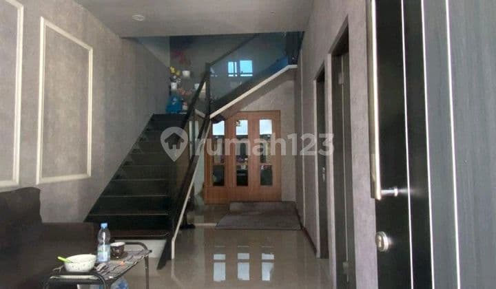 Rumah 2 Lantai Super Nyaman Dekat Jalan Raya dan Pusat Perbelanjaan, Bebas Banjir