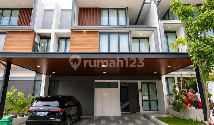 Dijual Rumah Mewah 3 Lantai di Kota Wisata Cibubur
