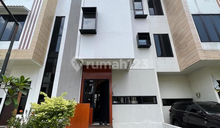 Rumah Baru 3 Lantai di Jakarta Timur