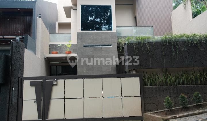 Dijual Rumah Private Pool di Cigadung Bandung