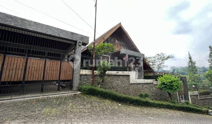 Dijual Rumah Villa Murah di Dago Kota Bandung