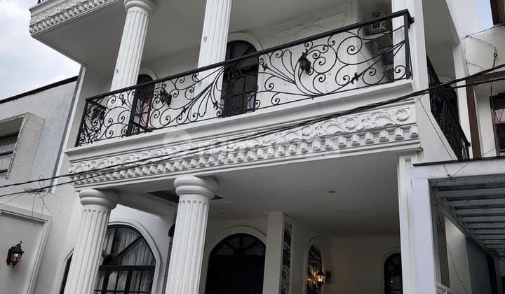 Rumah Mewah 3 Lantai Eropa Klasik di Antapani Bandung