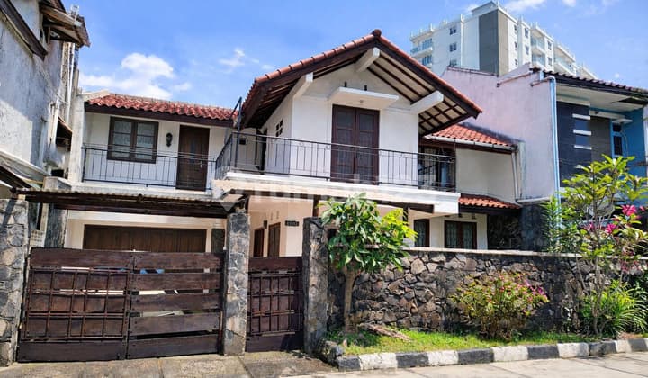 Rumah Besar Tengah Kota Cocok untuk Dijadikan Kos Kostan atau Kantor 8 Kamar