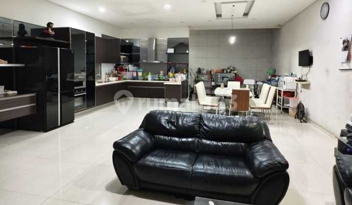 Rumah Bagus Dan Besar Di Taman Kopo Indah 2