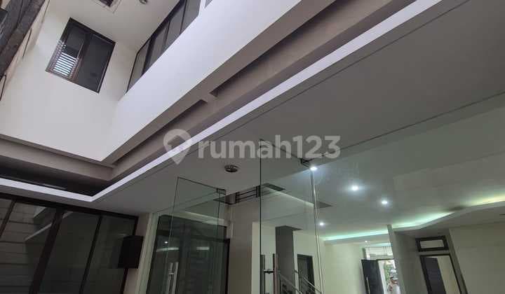 Rumah Terawat Luas dan Besar di Singgasana Bandung Jarang Ada