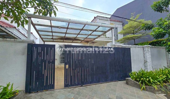 Townhouse 2 Lantai dengan Kolam Renang di Kebayoran Baru