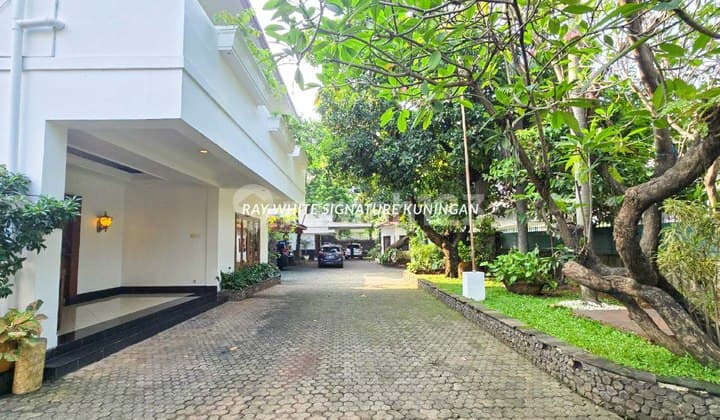 Rumah Mewah 2 Kavling di Lokasi Prime Dekat Senayan Jakarta Selatan