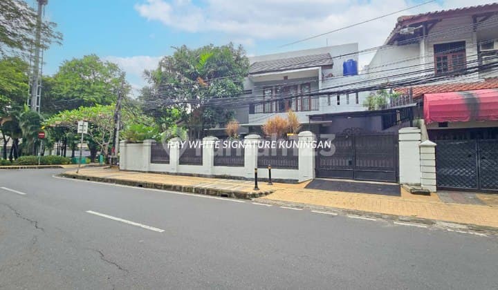 Rumah Siap Huni Posisi Hoek di Pulomas