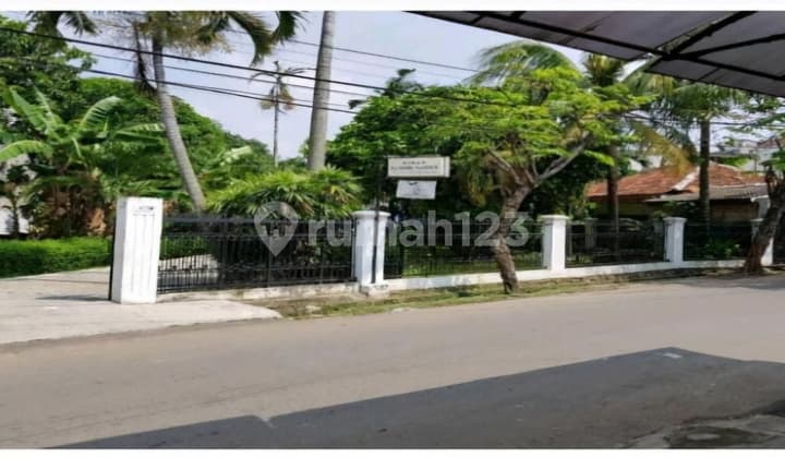 House With Extensive Side Yard by Duri Kosambi Main Road