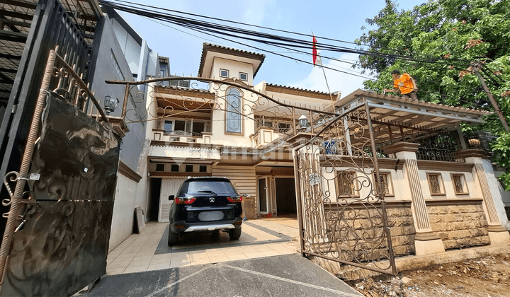 Old 2.5-Story House in Rawa Buaya Needs Renovation