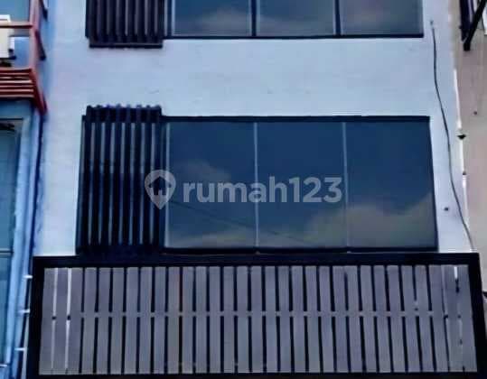 For Sale Ready-to-Use Shop House in Manyar Kertoarjo, East Surabaya