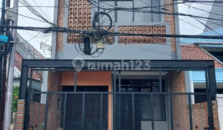Rumah Strategis Di Tebet.rumah Dekat Dengan Segala Fasilitas Rumah Bagus