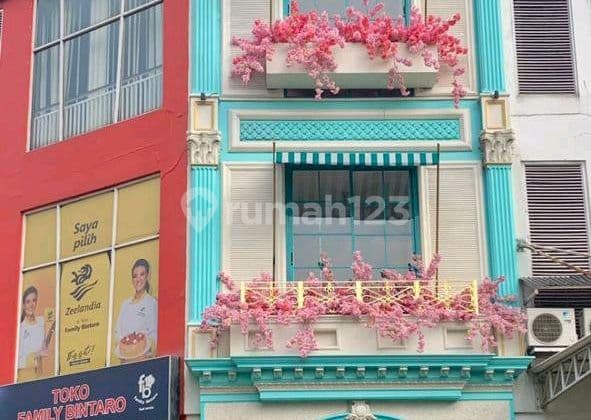 Sumber Traffic Tinggi , Ruko Serbaguna Untuk Yoga Pilates , Photo Studio & Boutique Office Lokasi Jalan Utama - 1 Menit Dari Bintaro Xchange Mall - Living World Bintaro.