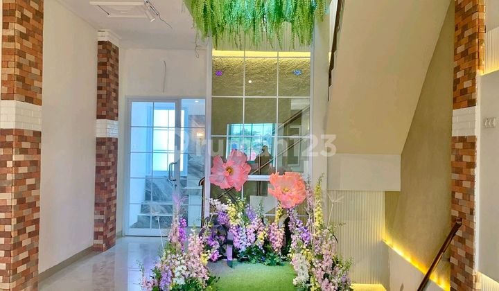 High Traffic Source, Rooftop Cinema Cafe, Sunset Healthy Cafe & Creative Event. Prime Location - 1 Minute from Bintaro Xchange Mall - Living World Bintaro.