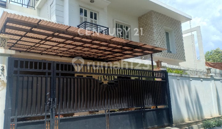 Beautiful House for Rent in Sumur Batu Cempaka Mas, in front of the Park