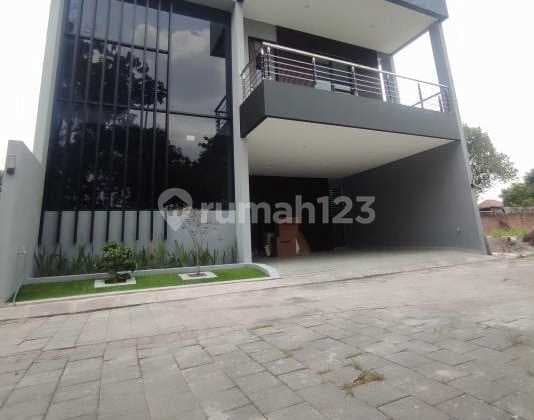Rumah VIlla 2 Lantai Lokasi Strategis Dekat Jl. Ringroad Utara