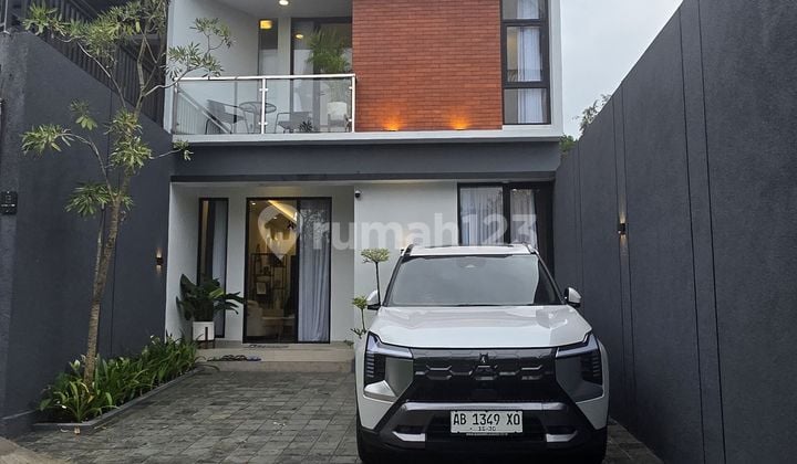 Rumah Cantik 2 Lantai Semi Furnished di Timur Pasar Gentan Jl Kaliurang KM 10 Ngaglik Sleman Yogyakarta