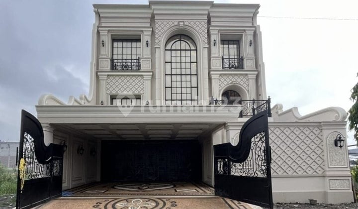 Rumah Mewah Mediterranian dengan Lift dan Kolam Renang Pribadi di Banyuraden Gamping Sleman Yogyakarta