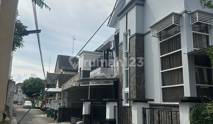 Rumah Dijual Jogja Furnished Dalam Perumahan Elite 3 KM Dari Ugm di Sinduadi Mlati Sleman