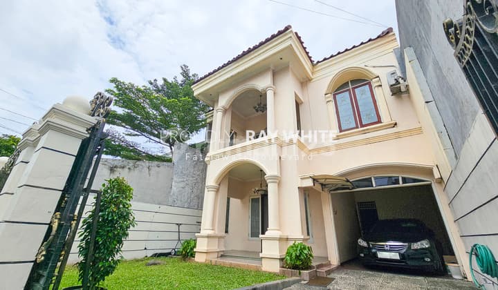 Comfortable House Strategic Location in Jati Padang Area