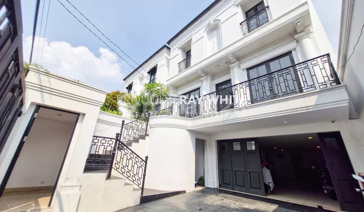Rumah Brand New Desain Amerecan Classic Dekat MRT