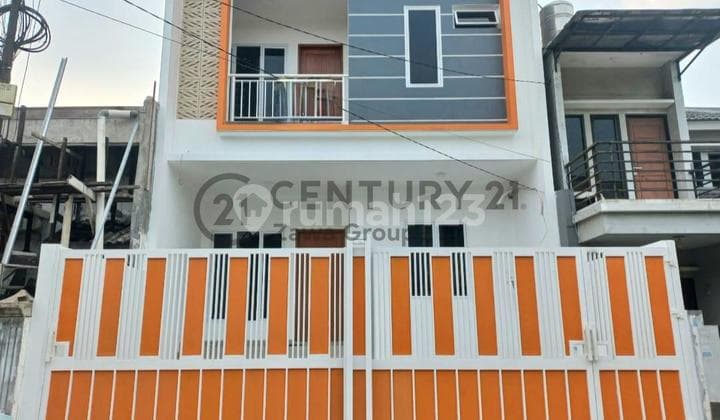 Dijual Rumah 2 Lantai Bagus Siap Huni di Perumahan Taman Ratu Lokasi Strategis di Jakarta Barat